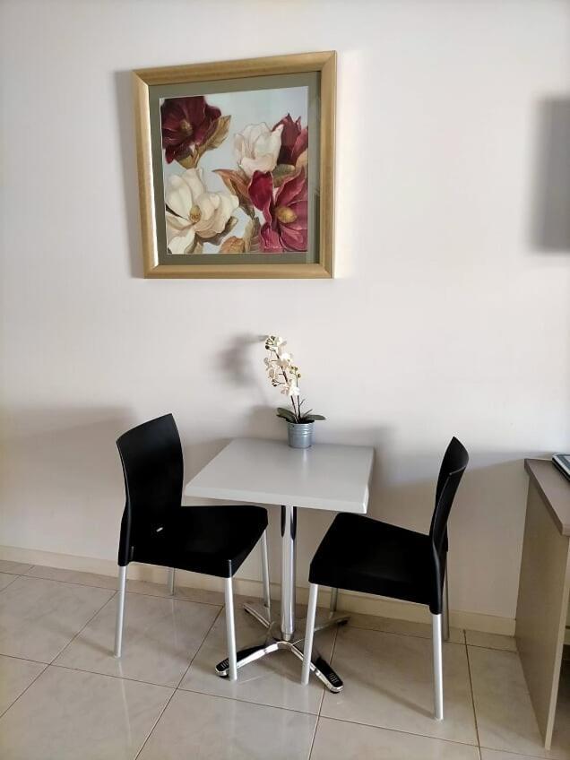 Derby Lodge Self Contained Apartments מראה חיצוני תמונה